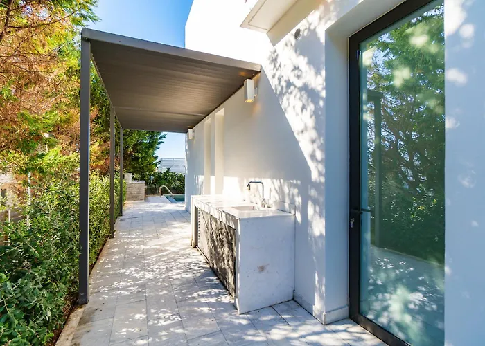 Laurus 4 By Ezoria Vila *