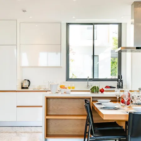 Laurus 4 By Ezoria Villa