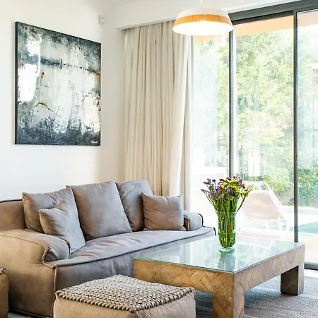 Laurus 4 By Ezoria Villa