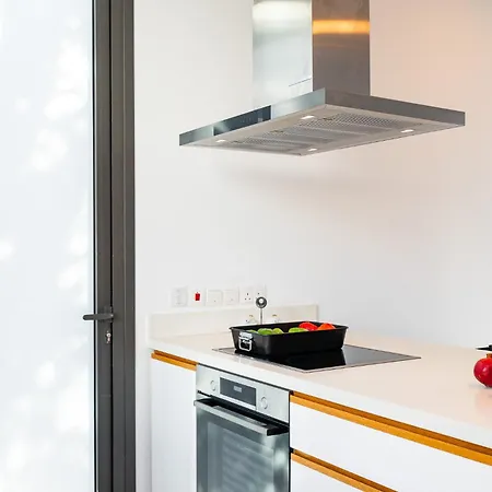 Laurus 4 By Ezoria Villa