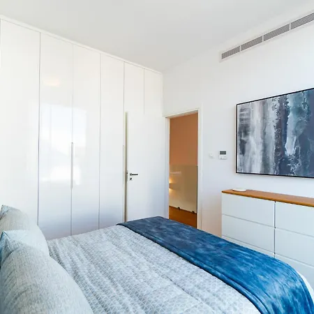 Laurus 4 By Ezoria Pafos