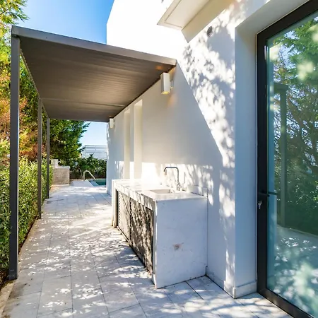 Laurus 4 By Ezoria Vila *