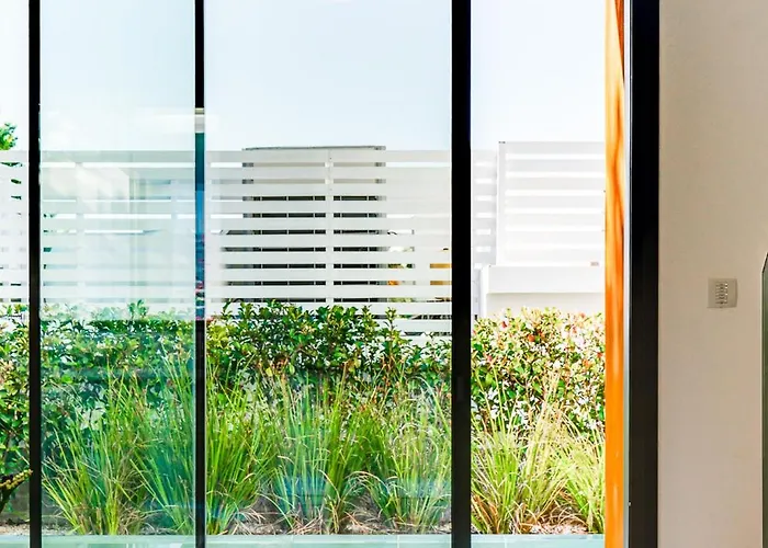 Laurus 4 By Ezoria Paphos