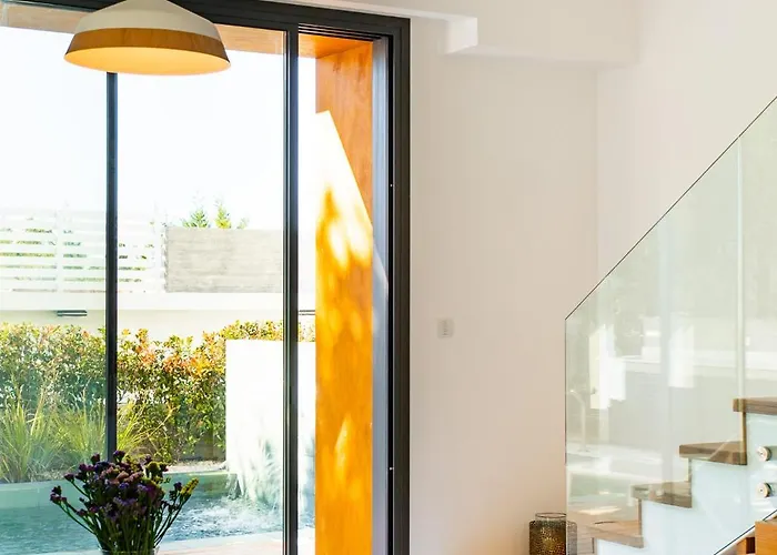 Laurus 4 By Ezoria Vila *