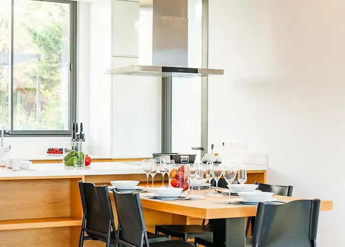 Vila Laurus 4 By Ezoria Paphos