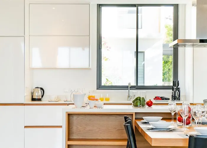 Laurus 4 By Ezoria Vila