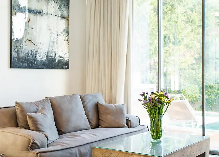 Laurus 4 By Ezoria Vila