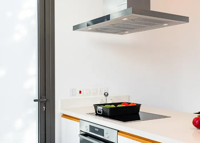 Laurus 4 By Ezoria Vila