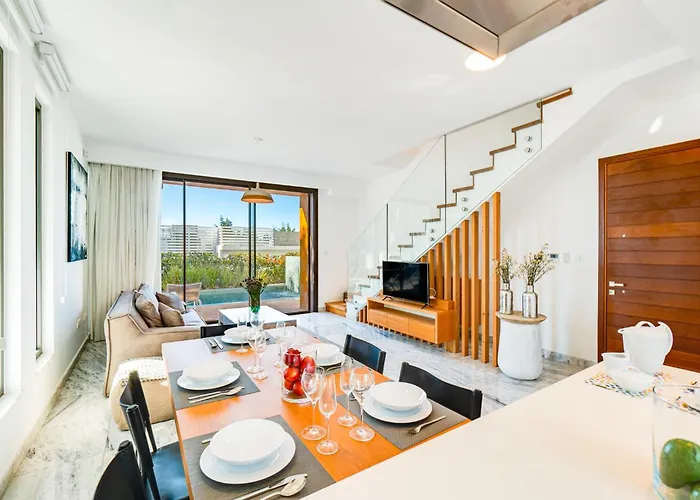 Laurus 4 By Ezoria Vila *