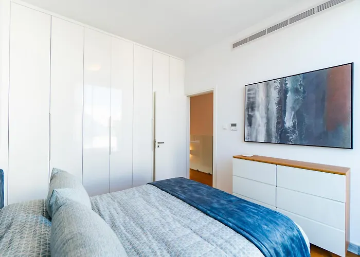 Laurus 4 By Ezoria Paphos